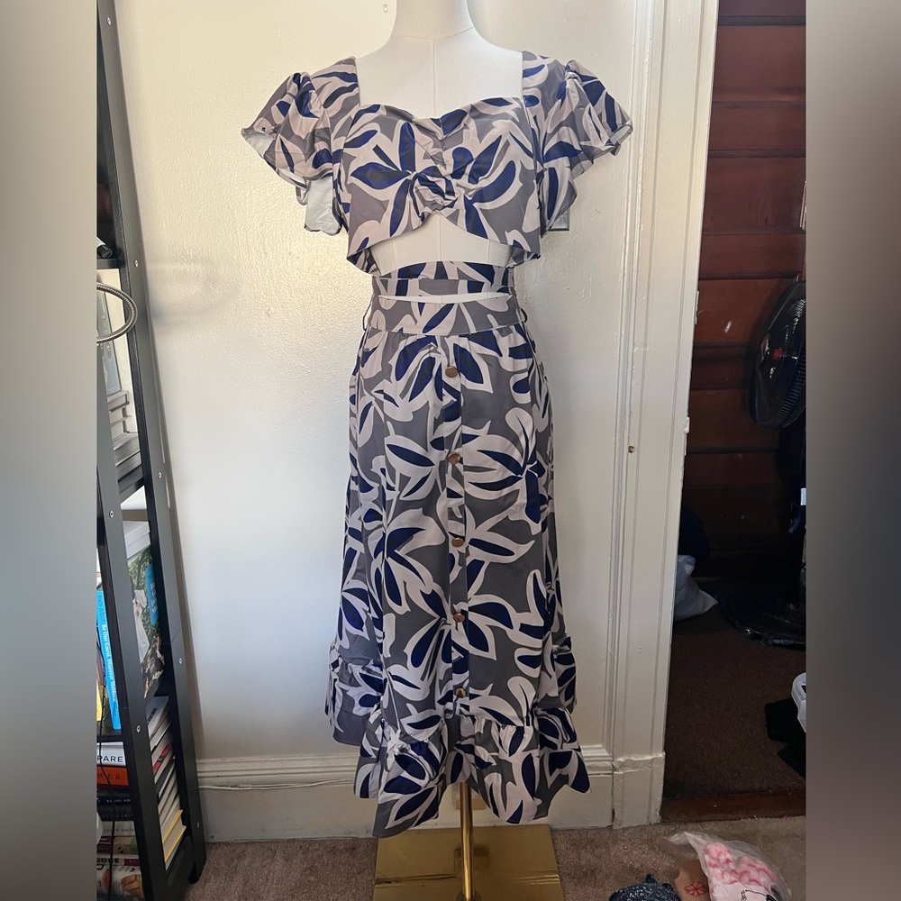 NWT By Egreis Floral 2 piece set Gray and Navy Size L